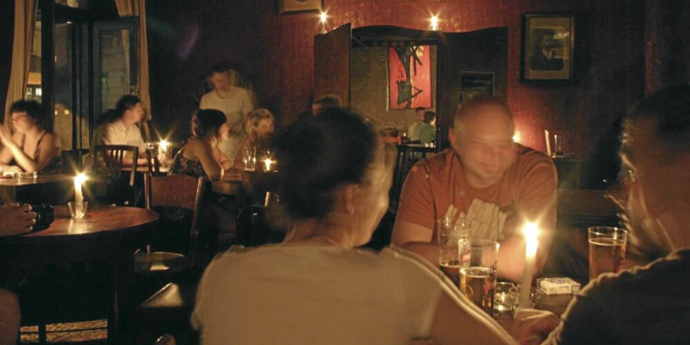 Baren Alchemia er lyssatt av stearinlys og lydsatt med jazz. Baren Alchemia er lyssatt av stearinlys og lydsatt med jazz.