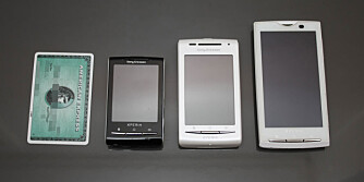 Fra høyre: Sony Ericsson X10, X8 og X10 Mini, sammenlignet med et vanlig kredittkort. Fra høyre: Sony Ericsson X10, X8 og X10 Mini, sammenlignet med et vanlig kredittkort.