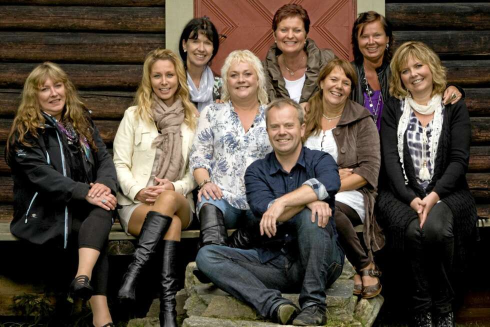FLOTTE DAMER: Etter at Jostein fikk møte frierne, er han blitt klar for å finne seg en kjæreste. Bak f.v: Angela Torheim, Marianne Karoline Myrdal, Gry Kristoffersen. Inger Helene Svendsen, Mari Edvardsen, Ingvild Helene Svendsen, Kari Grønvold og Kristin Nilsen. FLOTTE DAMER: Etter at Jostein fikk møte frierne, er han blitt klar for å finne seg en kjæreste. Bak f.v: Angela Torheim, Marianne Karoline Myrdal, Gry Kristoffersen. Inger Helene Svendsen, Mari Edvardsen, Ingvild Helene Svendsen, Kari Grønvold og Kristin Nilsen.