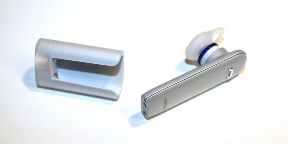 Nokia BH-217 har en holder som gjør at du har håndfrien lett tilgjengelig. Den sparer også strøm. Nokia BH-217 har en holder som gjør at du har håndfrien lett tilgjengelig. Den sparer også strøm.