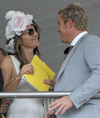 Liz har funnet tonen med fire år yngre Shane Warne - en australsk levende cricket-legende. Liz har funnet tonen med fire år yngre Shane Warne - en australsk levende cricket-legende.
