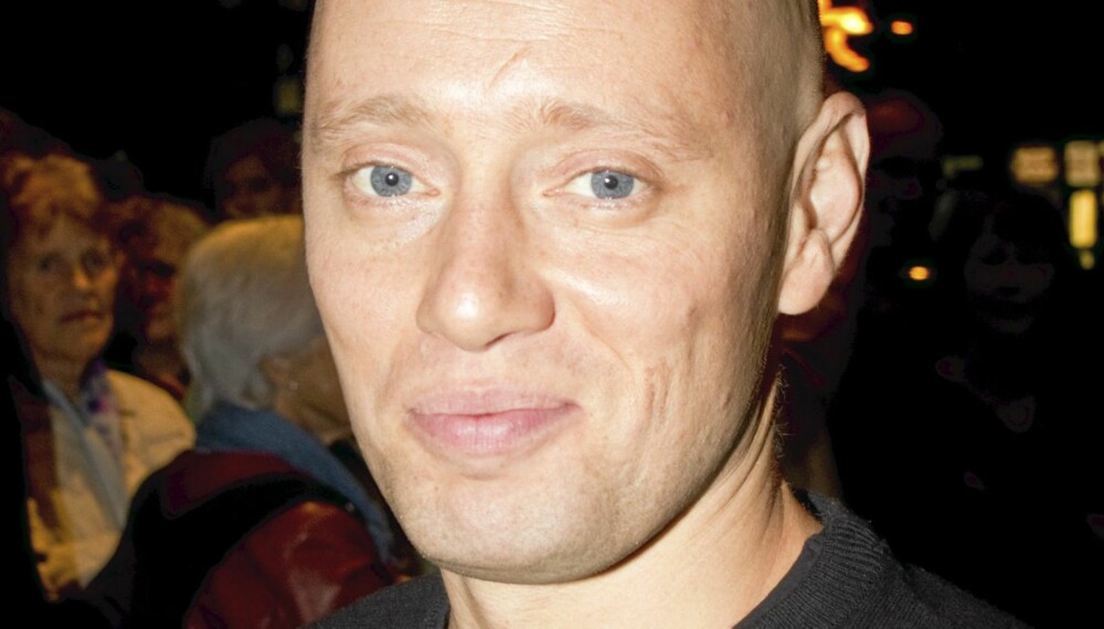 Aksel Hennie mistet førerkortet etter å ha kjørt for fort i Operatunnellen i Oslo. Aksel Hennie mistet førerkortet etter å ha kjørt for fort i Operatunnellen i Oslo.