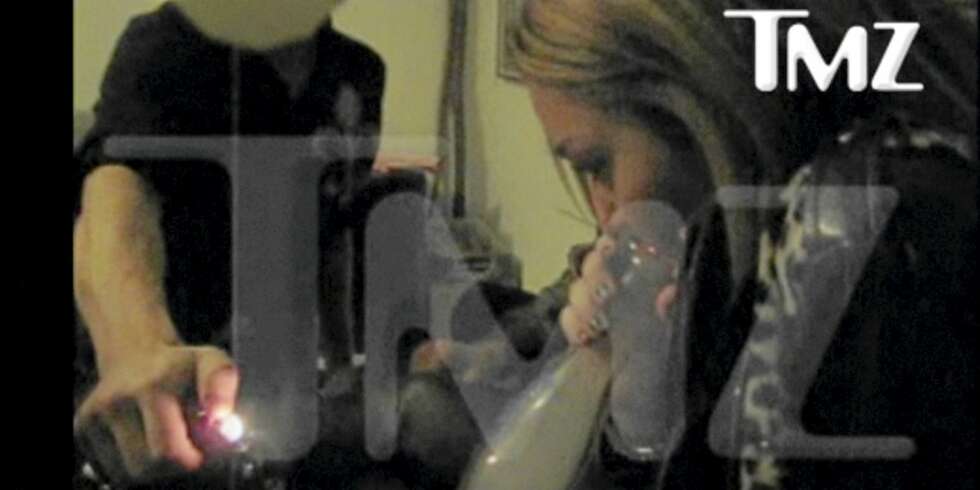 TAPT USKYLD: Miley Cyrus inhalerer dypt av salvie-bongen. TAPT USKYLD: Miley Cyrus inhalerer dypt av salvie-bongen.