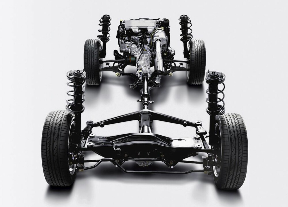 SYMMETRICAL AWD: Subarus firehjulstrekksystem trekker konstant på alle fire. SYMMETRICAL AWD: Subarus firehjulstrekksystem trekker konstant på alle fire.