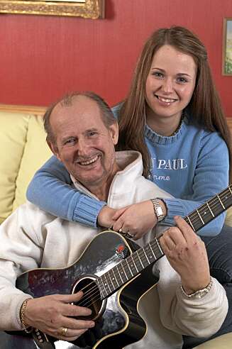 Pappa Elias Akselsen er nok den som har gitt Veronica musikkarven. Men den siste platen hennes er likevel mest til mamma. (arkivfoto) Pappa Elias Akselsen er nok den som har gitt Veronica musikkarven. Men den siste platen hennes er likevel mest til mamma. (arkivfoto)