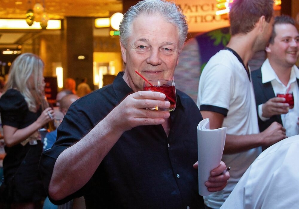SKÅL: Thor Hansen ser seg ikke tilbake, og angrer intet. Livet er en fest. SKÅL: Thor Hansen ser seg ikke tilbake, og angrer intet. Livet er en fest.