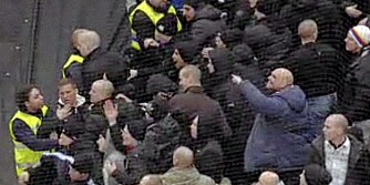 BRUDULJER: AIK-fansen gikk amok da Djurgården scoret det første målet i hatkampen. BRUDULJER: AIK-fansen gikk amok da Djurgården scoret det første målet i hatkampen.
