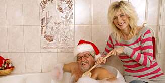 Ole Ivars-boss Tore Halvorsen får juleskrubben av kona Pia. Ole Ivars-boss Tore Halvorsen får juleskrubben av kona Pia.
