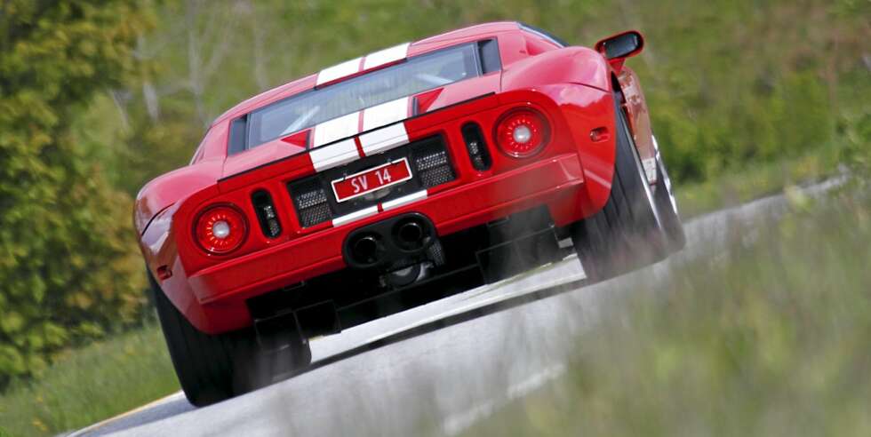 BRUTAL: Ford GT ser macho ut, og oppleves også slik. Men faktisk er den samtidig både svært så lettkjørt og komfortabel. BRUTAL: Ford GT ser macho ut, og oppleves også slik. Men faktisk er den samtidig både svært så lettkjørt og komfortabel.