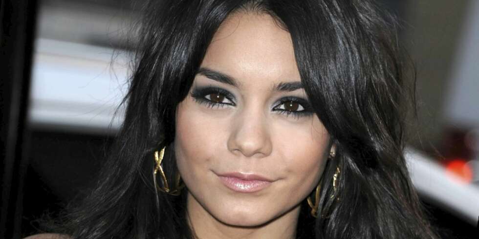 RAVNSVART: Vanessa Hudgens treffer blink på kjærestens premiere. RAVNSVART: Vanessa Hudgens treffer blink på kjærestens premiere.
