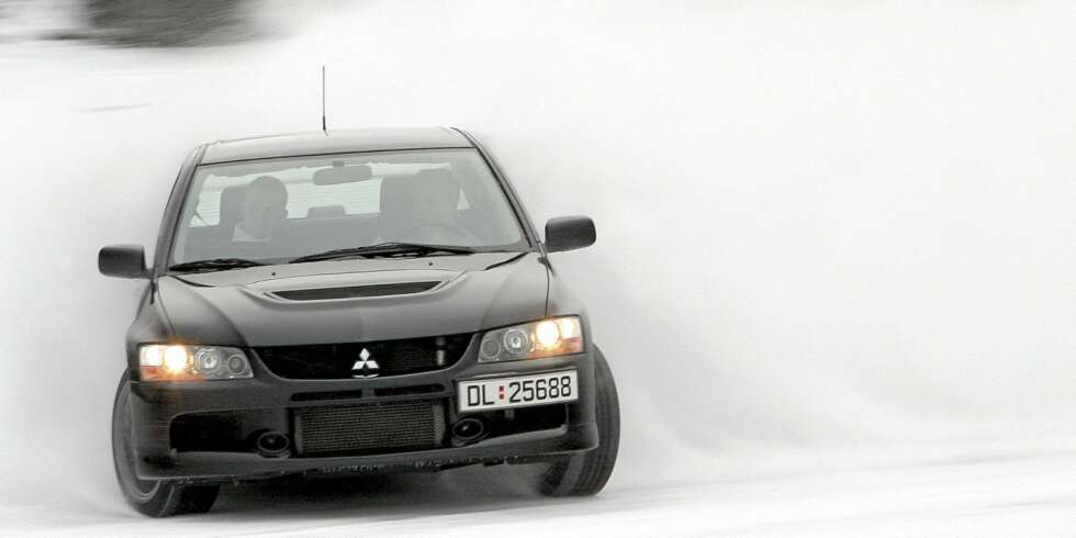 RALLYBIL FOR GATA: Siden begynnelsen av nittitallet har Mitsubishi sine Evolution-modeller vært blant de mest ultimate vinterleketøyene som er å få kjøpt. RALLYBIL FOR GATA: Siden begynnelsen av nittitallet har Mitsubishi sine Evolution-modeller vært blant de mest ultimate vinterleketøyene som er å få kjøpt.