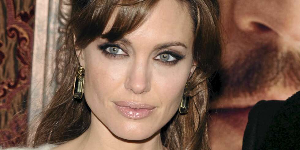 FØDT SÅNN ELLER BLITT SÅNN? Angelina Jolie regnes som en av verdens vakreste kvienner. Men har hun fått litt hjelp? FØDT SÅNN ELLER BLITT SÅNN? Angelina Jolie regnes som en av verdens vakreste kvienner. Men har hun fått litt hjelp?