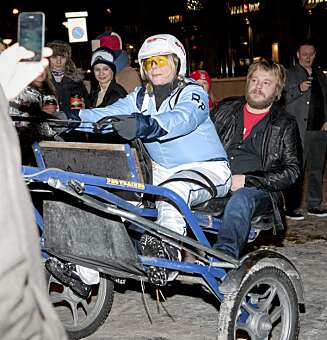 EGEN KUSK: Jeppe Beck Laursen kom på filmpremiere med hest og sulky. EGEN KUSK: Jeppe Beck Laursen kom på filmpremiere med hest og sulky.
