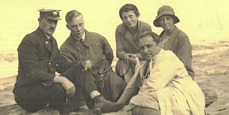 EVENTYREREN JOHAN: Benedictes bestefar, Birger, døde ung. Han snakket 12 språk flytende og reiste rundt i verden som guide. Her på tur med et knippe engelskmenn. EVENTYREREN JOHAN: Benedictes bestefar, Birger, døde ung. Han snakket 12 språk flytende og reiste rundt i verden som guide. Her på tur med et knippe engelskmenn.