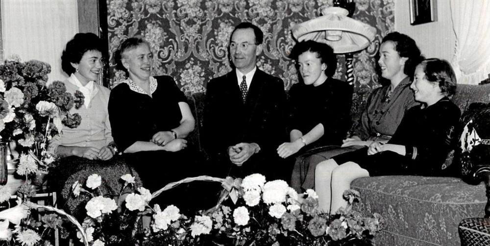 FRA MORSSIDEN: Benedictes morfar, Lars Vatsendvik, kjempet seg fra små kår og ble ordfører for en storkommune. Her er han i sin 50-årsdag sammen med kona Karen og barna Liv (Benedictes mor, ytterst til venstre), Kjellaug, Kari og Tone. Familietragedien var at sønnen Leiv døde i en trafikkulykke tre år gammel. FRA MORSSIDEN: Benedictes morfar, Lars Vatsendvik, kjempet seg fra små kår og ble ordfører for en storkommune. Her er han i sin 50-årsdag sammen med kona Karen og barna Liv (Benedictes mor, ytterst til venstre), Kjellaug, Kari og Tone. Familietragedien var at sønnen Leiv døde i en trafikkulykke tre år gammel.