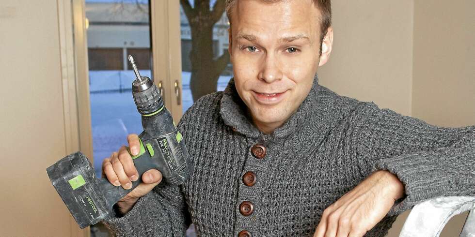 TAR I ET TAK: Christian Ingebrigtsen er ikke redd for å bli møkkete på hendene. Her tar han en pause under oppussingen av stuen. TAR I ET TAK: Christian Ingebrigtsen er ikke redd for å bli møkkete på hendene. Her tar han en pause under oppussingen av stuen.