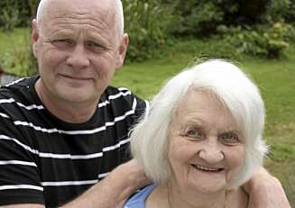 EVNER I ARV: Bergit Loen Hatlenes har evner utenom det vanlige, og disse har også gått i arv til sønnen Ove Jan. EVNER I ARV: Bergit Loen Hatlenes har evner utenom det vanlige, og disse har også gått i arv til sønnen Ove Jan.