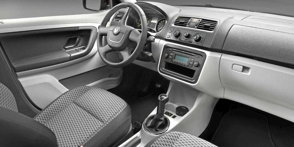FULLVERDIG STASJONSVOGN: La gå, Skoda Fabia stasjonsvogn er en liten bil. Men den duger fint for en liten familie dersom plassbehovene ikke er av de største. Den kan bli din for under 200 000 kroner. FULLVERDIG STASJONSVOGN: La gå, Skoda Fabia stasjonsvogn er en liten bil. Men den duger fint for en liten familie dersom plassbehovene ikke er av de største. Den kan bli din for under 200 000 kroner.