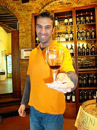 EN SMAK? Toscana er full av vin, og vinbutikker. EN SMAK? Toscana er full av vin, og vinbutikker.