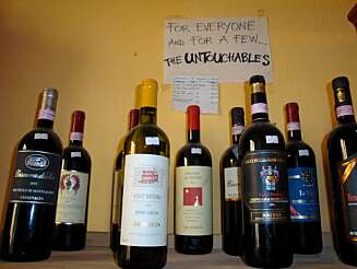 VERDENSKJENT VIN: Brunello er blant verdens beste - og dyreste viner. Innehaveren av denne butiken i Montalcino har understreket nettopp det på sin måte. VERDENSKJENT VIN: Brunello er blant verdens beste - og dyreste viner. Innehaveren av denne butiken i Montalcino har understreket nettopp det på sin måte.
