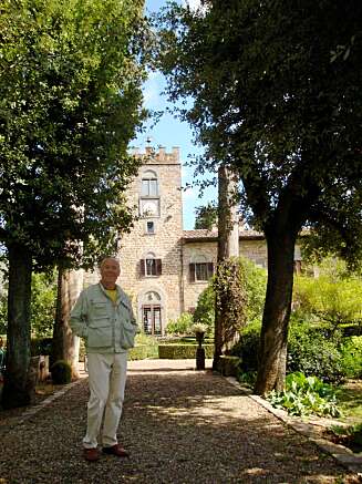 BO PÅ SLOTTET: Castello di Querceto er bygget i 1550. Familien Francios med overhode Alessandro ønsker velkommen. BO PÅ SLOTTET: Castello di Querceto er bygget i 1550. Familien Francios med overhode Alessandro ønsker velkommen.