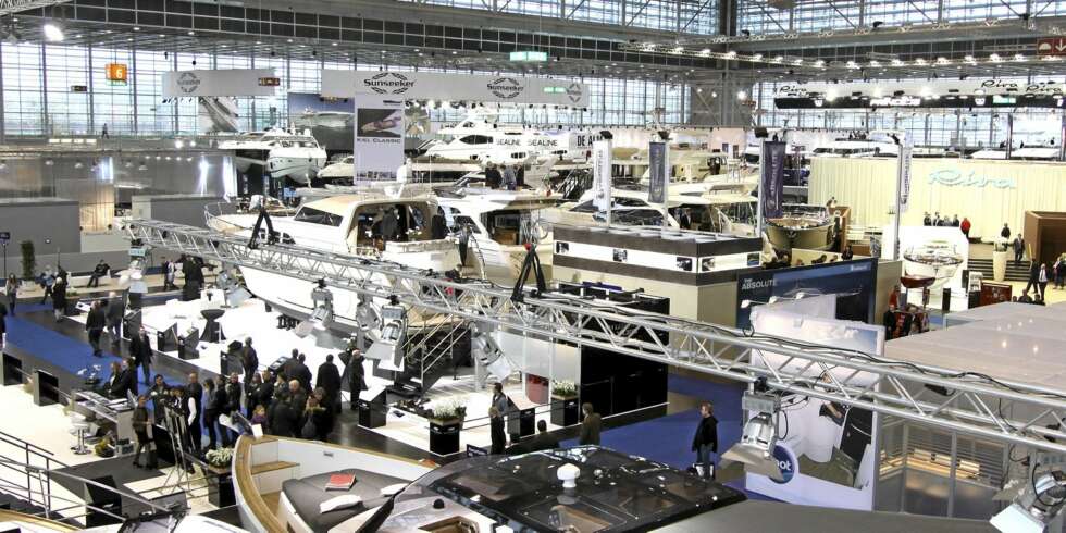 HALL 6: Den største hallen i Düsseldorf huser mange store og ikke minst gromme båter. I bakgrunnen ser du Sunseeker 88, messas største båt. HALL 6: Den største hallen i Düsseldorf huser mange store og ikke minst gromme båter. I bakgrunnen ser du Sunseeker 88, messas største båt.