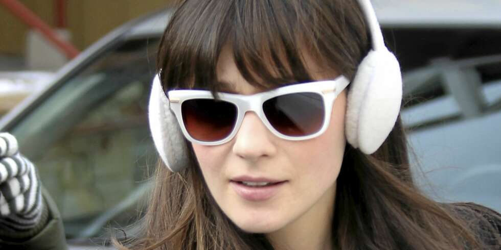 HUSKER DU DISSE: Skuespiller Zooey Deschanel holder ørene varme uten å ødelegge sveisen med et par ørevarmere. HUSKER DU DISSE: Skuespiller Zooey Deschanel holder ørene varme uten å ødelegge sveisen med et par ørevarmere.