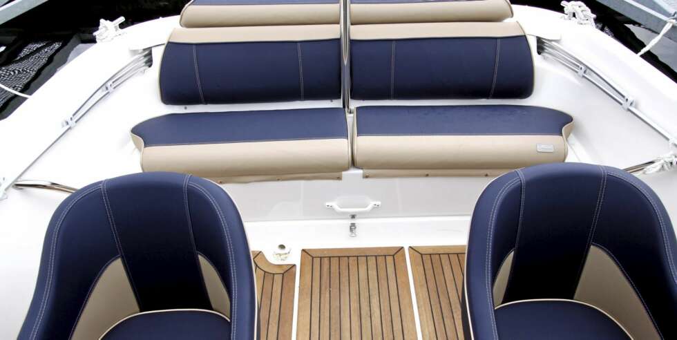 Greie pilotseter, og aktersofa med plass til to-tre personer i Yamarin 53 BR. Greie pilotseter, og aktersofa med plass til to-tre personer i Yamarin 53 BR.