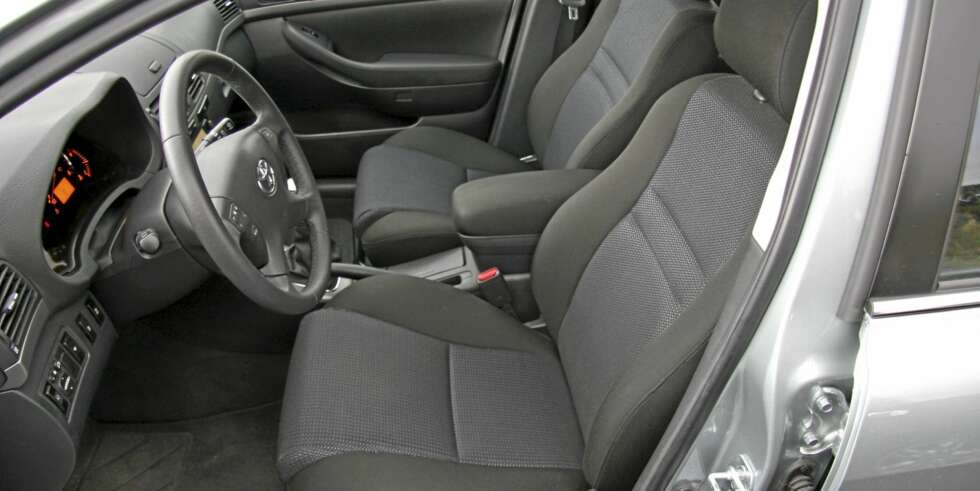 Toyota Avensis D-4D kan by på gode seter og sittestilling Toyota Avensis D-4D kan by på gode seter og sittestilling