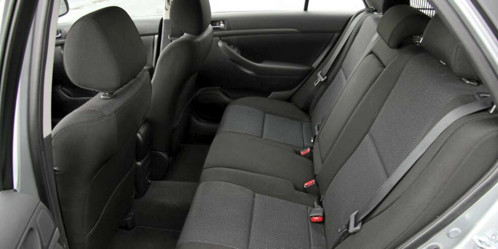 Plassforholdene i Toyota Avensis D-4D fra 2003 til 2008 er gode. Plassforholdene i Toyota Avensis D-4D fra 2003 til 2008 er gode.