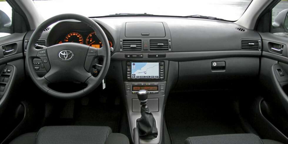 Toyota Avensis D-4D fra perioden 2003 til 2008 har et gedigent, litt Lexus-preget instrumentbord. Toyota Avensis D-4D fra perioden 2003 til 2008 har et gedigent, litt Lexus-preget instrumentbord.