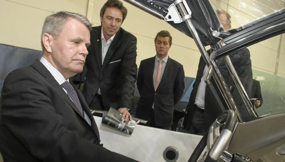 MESSE: Ambassadør Sven Erik Svedman (fra v., Hydrolifts Geir Moen og NORBOATS Erling Prytz går igjennom den nye Hydrolift S-28 på Boot-messen i Dusseldorf. MESSE: Ambassadør Sven Erik Svedman (fra v., Hydrolifts Geir Moen og NORBOATS Erling Prytz går igjennom den nye Hydrolift S-28 på Boot-messen i Dusseldorf.
