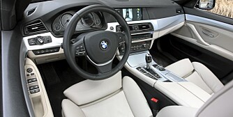 LUKSUS: Innvendig har BMW 5-serie tatt et tydelig steg opp. Med noen (kostbare) kryss på ekstrautstyrslista er den i luksusklassen. LUKSUS: Innvendig har BMW 5-serie tatt et tydelig steg opp. Med noen (kostbare) kryss på ekstrautstyrslista er den i luksusklassen.
