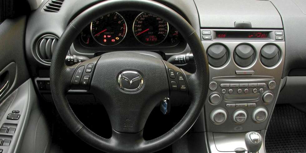 Mazda 6 stasjonsvogn 2002 har mye plastpreg på dashbordet, men det er ryddig. Mazda 6 stasjonsvogn 2002 har mye plastpreg på dashbordet, men det er ryddig.