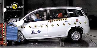 GIKK PÅ EN SMELL: Landwind er ikke et merke vi kjenner til her i Norge, og godt er kanskje det. To stjerner i EuroNCAP er et katastrofalt resultat i 2010. Se video av smellen nederst i artikkelen. GIKK PÅ EN SMELL: Landwind er ikke et merke vi kjenner til her i Norge, og godt er kanskje det. To stjerner i EuroNCAP er et katastrofalt resultat i 2010. Se video av smellen nederst i artikkelen.