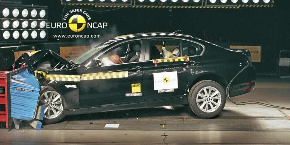BEST I TEST: BMW 5-serie har gjort det meget godt i våre tester og er den bilen som kom best ut av alle biler som ble kollisjonstestet av EuroNCAP i løpet av 2010. BEST I TEST: BMW 5-serie har gjort det meget godt i våre tester og er den bilen som kom best ut av alle biler som ble kollisjonstestet av EuroNCAP i løpet av 2010.
