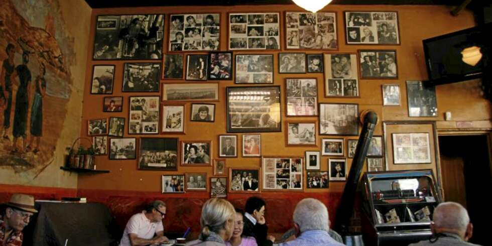 Café Trieste i North Beach hvor det henger et bilde av den norske manusforfatteren Thomas Nordseth-Tiller (Max Manus) som døde altfor tidlig. Café Trieste i North Beach hvor det henger et bilde av den norske manusforfatteren Thomas Nordseth-Tiller (Max Manus) som døde altfor tidlig.