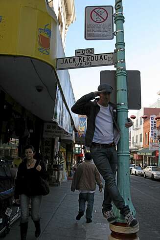 MANNs journalist gir en salut til beatpoetene i Jack Kerouac Alley. MANNs journalist gir en salut til beatpoetene i Jack Kerouac Alley.