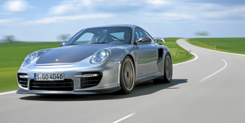 PROSJEKTIL: Porsches sterkeste og raskeste bil med skilter leverer varene til de grader! Alle faktorer, motoren, bremsene, understellet, styringen, vekten, balansen, lyden og utseendet spiller på lag med hverandre, og skaper en av bilverdenens heftigste kjøreopplevelser. GT2 RS er et resultat av et intenst ønske om å være best, og av tysk ingeniørkunst. PROSJEKTIL: Porsches sterkeste og raskeste bil med skilter leverer varene til de grader! Alle faktorer, motoren, bremsene, understellet, styringen, vekten, balansen, lyden og utseendet spiller på lag med hverandre, og skaper en av bilverdenens heftigste kjøreopplevelser. GT2 RS er et resultat av et intenst ønske om å være best, og av tysk ingeniørkunst.