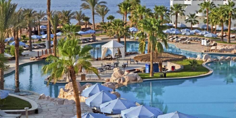 SOLFYLT: Vi bor på det flotte hotellet Radisson Blu Resort med privat strand, flere bassenger og restaruanter og meget mer. SOLFYLT: Vi bor på det flotte hotellet Radisson Blu Resort med privat strand, flere bassenger og restaruanter og meget mer.