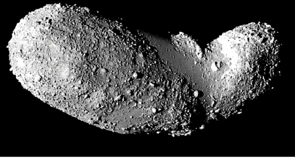SPENNENDE MÅL: Asteroider er forholdsvis små himmellegemer i baner rundt Solen, de fleste i et belte mellom Mars og Jupiter. Størrelsen kan variere fra noen få meter til flere hundre kilometer. Noen kan være faste tvers gjennom og inneholde karbon, stein eller metaller, andre later til å være en løst pakket samling av større og mindre partikler. Dette bildet av asteroiden Itokawa er tatt av den japanske asteroidesonden Hayabusa. Himmellegemet måler 535x294x209 m. SPENNENDE MÅL: Asteroider er forholdsvis små himmellegemer i baner rundt Solen, de fleste i et belte mellom Mars og Jupiter. Størrelsen kan variere fra noen få meter til flere hundre kilometer. Noen kan være faste tvers gjennom og inneholde karbon, stein eller metaller, andre later til å være en løst pakket samling av større og mindre partikler. Dette bildet av asteroiden Itokawa er tatt av den japanske asteroidesonden Hayabusa. Himmellegemet måler 535x294x209 m.