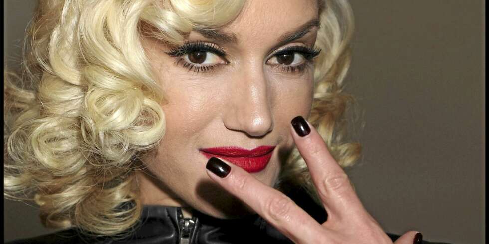 MØRKE NEGLER: Kule Gwen Stefani velger svarte negler til det rocka antrekket sitt. MØRKE NEGLER: Kule Gwen Stefani velger svarte negler til det rocka antrekket sitt.