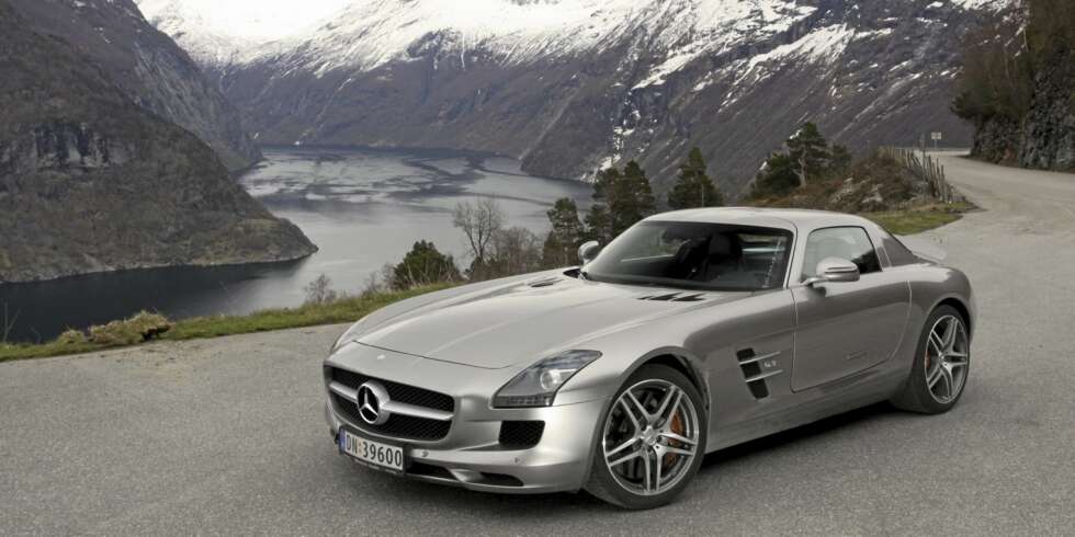 SUPERBIL: Mercedes-Benz SLS AMG er en ekte superbil. Den har både voldsomme ytelser og et utseende som skremmer medbilistene. SUPERBIL: Mercedes-Benz SLS AMG er en ekte superbil. Den har både voldsomme ytelser og et utseende som skremmer medbilistene.