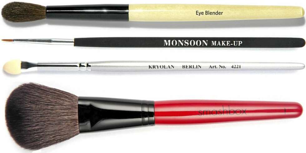 FRA TOPPEN: Bobbi Brown Eye Blender Brush øyenskyggekost (kr 260), Monsoon Makeup eyelinerpensel (kr 150), Kryolan svampaplikator (kr 40), Smashbox Powder Brush nr. 1 pudderkost (kr 515). FRA TOPPEN: Bobbi Brown Eye Blender Brush øyenskyggekost (kr 260), Monsoon Makeup eyelinerpensel (kr 150), Kryolan svampaplikator (kr 40), Smashbox Powder Brush nr. 1 pudderkost (kr 515).