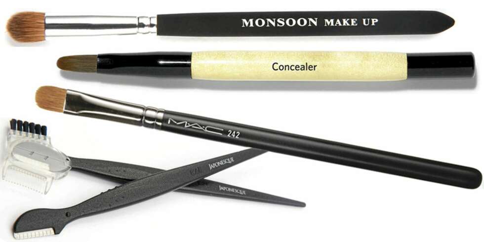FRA TOPPEN: Monsson Makeup smal øyenskyggekost (kr 280), Bobbi Brown Concealer Brush (kr 200), Mac Brush nr. 242 øyenskyggekost (kr 220), Japonesque Touch Up Razor (kr 85). FRA TOPPEN: Monsson Makeup smal øyenskyggekost (kr 280), Bobbi Brown Concealer Brush (kr 200), Mac Brush nr. 242 øyenskyggekost (kr 220), Japonesque Touch Up Razor (kr 85).