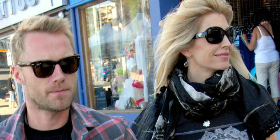 HÅND I HÅND: Ronan Keating og kona Yvonne gikk hånd i hånd i Syneys gater. Ingen tvil om at det fortsatt er følelser mellom dem. HÅND I HÅND: Ronan Keating og kona Yvonne gikk hånd i hånd i Syneys gater. Ingen tvil om at det fortsatt er følelser mellom dem.