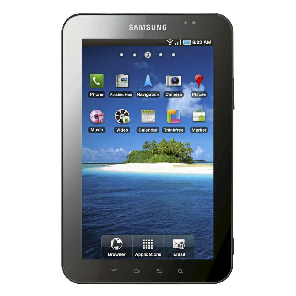 7 TOMMER: Samsung Galaxy Tab er en skjerm som er 2,7 tommer mindre enn iPad. Det gjør den cirka halvparten så stor som iPad. I tillegg veier den ca. 300 gram mindre. 7 TOMMER: Samsung Galaxy Tab er en skjerm som er 2,7 tommer mindre enn iPad. Det gjør den cirka halvparten så stor som iPad. I tillegg veier den ca. 300 gram mindre.