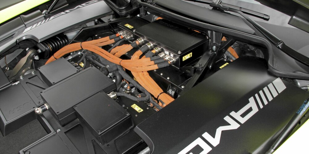 RÅSKINN: Batteripakka i Mercedes-Benz SLS AMG E-Cell yter 550 hk. RÅSKINN: Batteripakka i Mercedes-Benz SLS AMG E-Cell yter 550 hk.