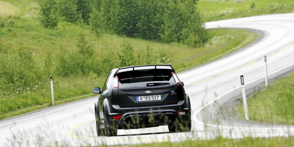 NORSK VEI: Da vi kjørte Ford Focus RS500, hadde vi fått tillatelse fra Tollvesenet. Har du ikke det, risikerer du å måtte betale engangsavgift. NORSK VEI: Da vi kjørte Ford Focus RS500, hadde vi fått tillatelse fra Tollvesenet. Har du ikke det, risikerer du å måtte betale engangsavgift.