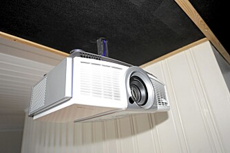 PROJEKTOR: En Benq tw1000 har fått plass i taket. Den får bildene fra en PC som er plassert utenfor stuen. PROJEKTOR: En Benq tw1000 har fått plass i taket. Den får bildene fra en PC som er plassert utenfor stuen.